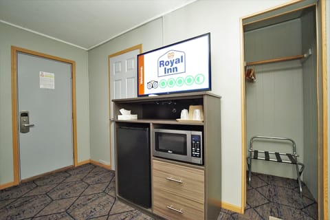 Standard Room, 1 Queen Bed, Non Smoking | Television