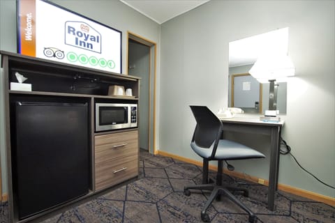 Standard Room, 1 Queen Bed, Non Smoking | Television