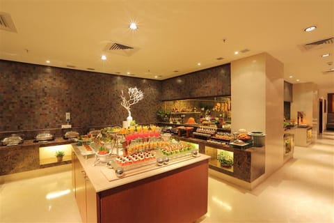 2 restaurants; breakfast, lunch, dinner, and brunch served