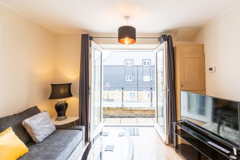 Deluxe Apartment, Private Bathroom, City View | Lounge