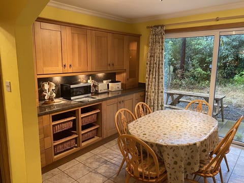 Cottage | Private kitchen | Fridge, microwave, oven, stovetop