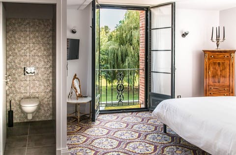 Individually decorated, individually furnished, desk, blackout drapes