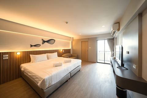 Deluxe Room, 1 King Bed | Desk, free WiFi, bed sheets