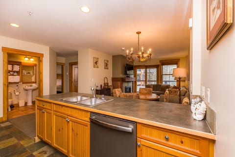 Apartment (2 Bedrooms) | Private kitchen | Oven, toaster, cookware/dishes/utensils