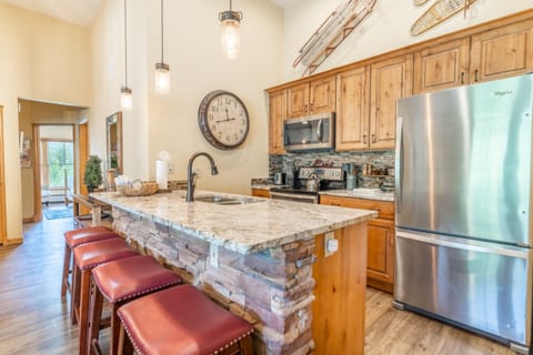 Condo, 3 Bedrooms | Private kitchen | Oven, cookware/dishes/utensils