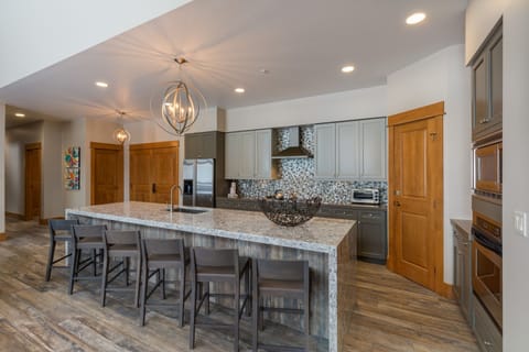 Condo, 4 Bedrooms | Private kitchen | Oven