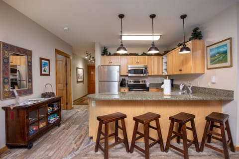 Apartment (3 Bedrooms) | Private kitchen | Oven, cookware/dishes/utensils