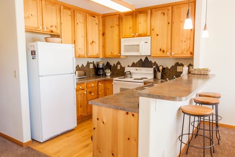 Townhome, 2 Bedrooms | Private kitchen | Oven