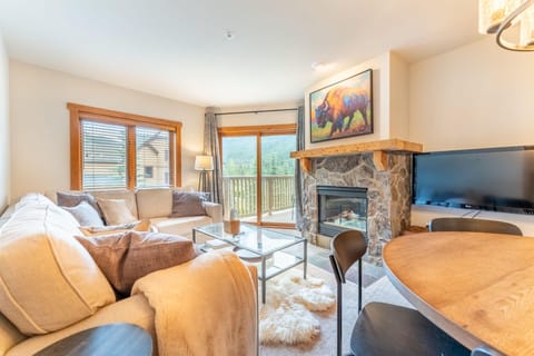 Condo, 2 Bedrooms (2245) | Living room