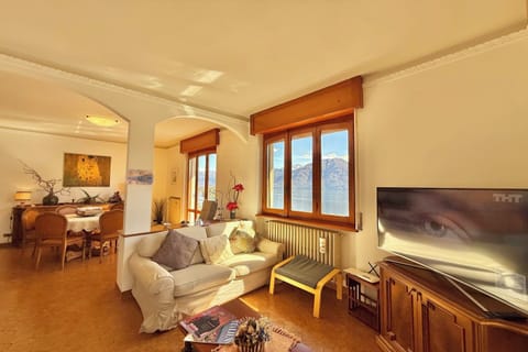 Flat-screen TV, fireplace