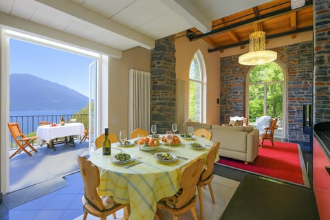 Family Villa, Multiple Bedrooms, Lakeside (Villa Lucia Varenna) | Dining room