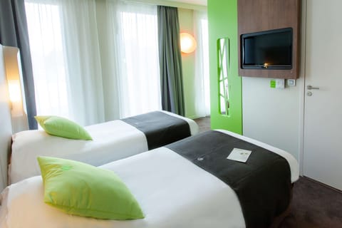 Standard Room, 2 Twin Beds | Desk, soundproofing, free WiFi, bed sheets