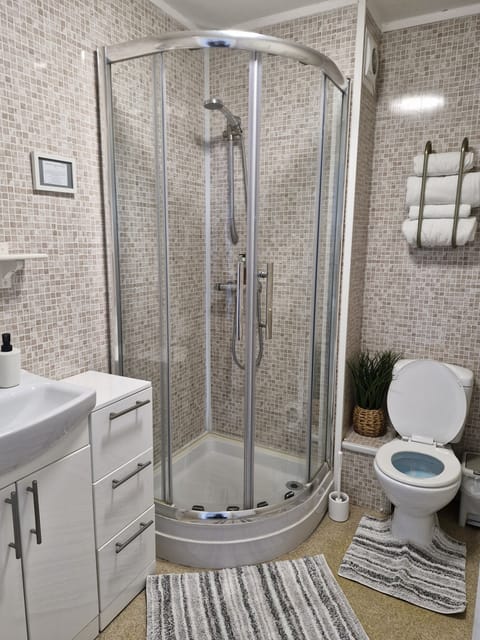 Standard Double or Twin Room, Ensuite | Bathroom