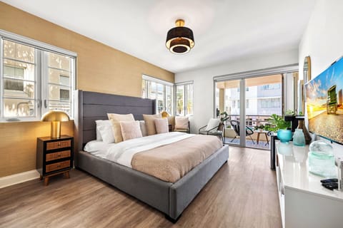 Deluxe King with Balcony | 1 bedroom, soundproofing, iron/ironing board, free WiFi