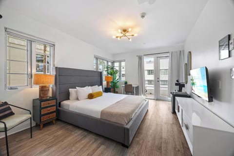 Deluxe King with Balcony | 1 bedroom, soundproofing, iron/ironing board, free WiFi