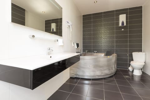 Junior Suite | Bathroom | Shower, hair dryer, slippers, towels