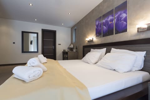 Family Room | Minibar, desk, blackout drapes, soundproofing