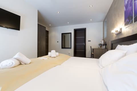 Family Room | Minibar, desk, blackout drapes, soundproofing