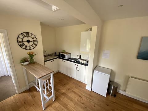 Cottage | Private kitchen | Fridge, oven, stovetop, electric kettle