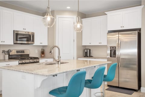 House, 5 Bedrooms | Private kitchen | Fridge, oven, coffee/tea maker, toaster