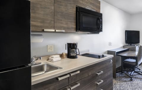 Full-size fridge, microwave, coffee/tea maker, toaster