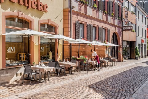 2 restaurants, breakfast, lunch, dinner served; international cuisine