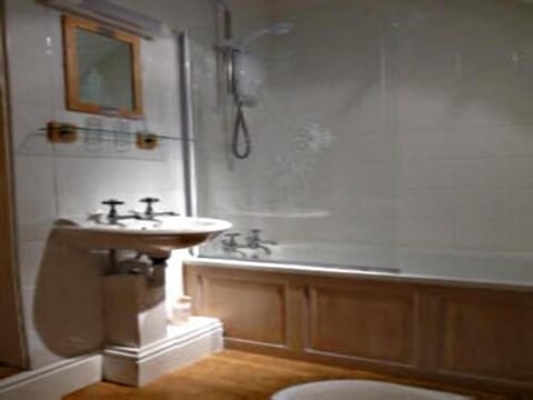 Twin Room, Ensuite (Gwanwyn) | Bathroom