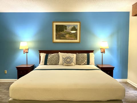 Suite, 1 King Bed, Non Smoking, Hot Tub | Iron/ironing board, rollaway beds, free WiFi