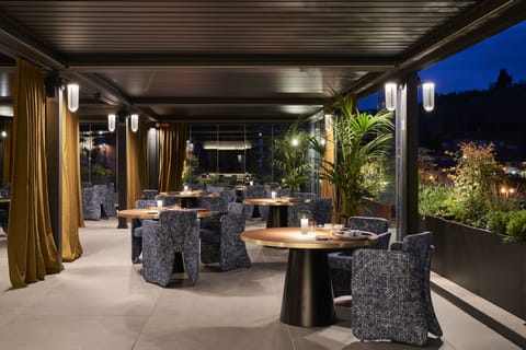 2 restaurants; lunch and dinner served