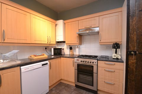 Comfort Apartment, 2 Bedrooms, Kitchen | Iron/ironing board, free WiFi, bed sheets