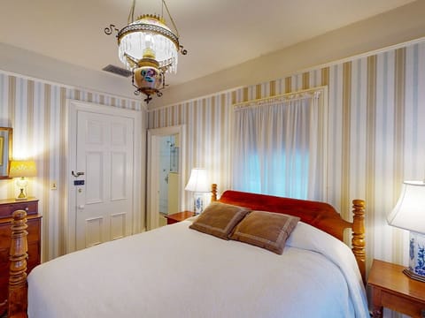 Suite (Queen Village) | Frette Italian sheets, hypo-allergenic bedding, desk, iron/ironing board