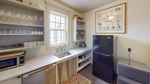 Room, 1 King Bed, Fireplace (Maple Glen ) | Frette Italian sheets, hypo-allergenic bedding, desk, iron/ironing board