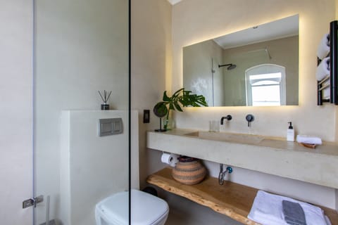 Luxury Double Room, 1 Bedroom, Fireplace, Sea Facing | Bathroom | Free toiletries, hair dryer, towels