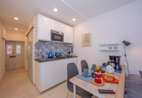 Honeymoon Studio, Mountain View, Lakeside (Colonno Fronte Lago) | Private kitchen | Full-size fridge, microwave, stovetop, coffee/tea maker