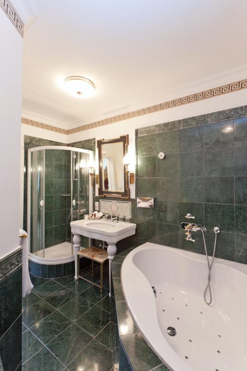 Deluxe Double Room | Bathroom | Free toiletries, hair dryer, bathrobes, slippers