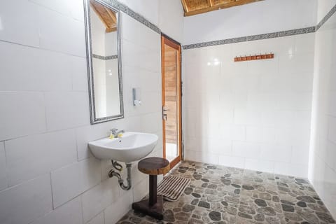 Deluxe Double Room | Bathroom | Shower, towels