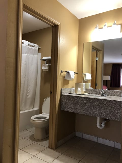 Standard Single Room, Non Smoking | Bathroom | Combined shower/tub, towels
