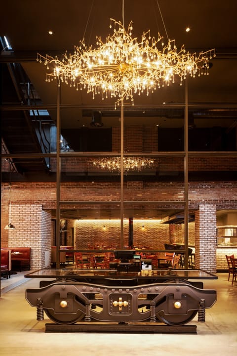 2 restaurants, breakfast served