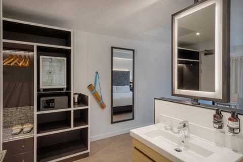 Premium bedding, down comforters, minibar, in-room safe