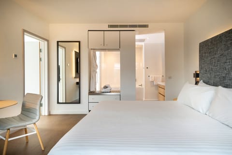 Premium bedding, down comforters, minibar, in-room safe