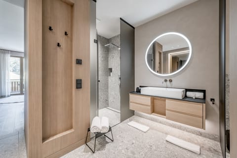 Superior Double Room | Bathroom | Hair dryer, bathrobes, towels