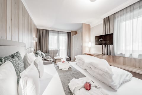 Standard Double Room, Balcony (Alpine) | In-room safe, individually decorated, individually furnished