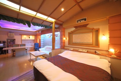 Premium bedding, down comforters, minibar, blackout drapes