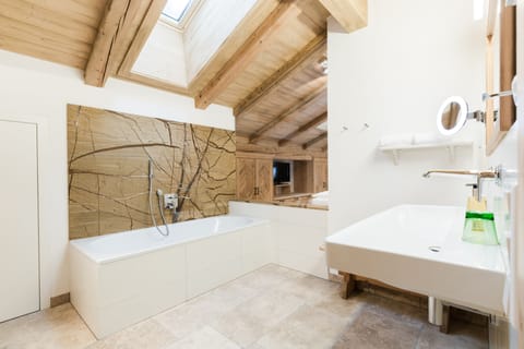 Deluxe Suite, Balcony | Bathroom | Slippers, towels