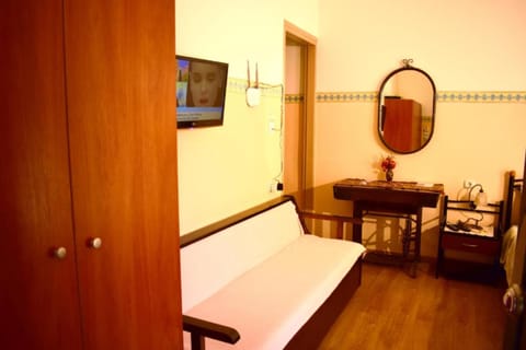 Comfort Quadruple Room (5) | In-room safe, laptop workspace, soundproofing, free WiFi