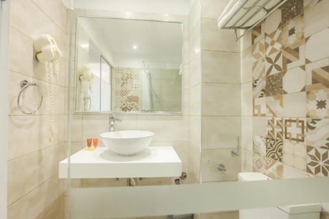 Comfort Double or Twin Room | Bathroom | Hair dryer, towels, soap