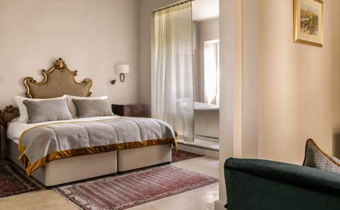 Deluxe Suite | Premium bedding, in-room safe, blackout drapes, iron/ironing board