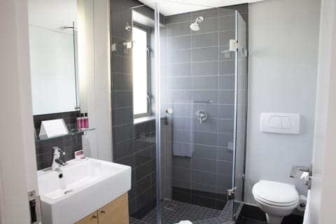 Queen Room | Bathroom | Free toiletries, hair dryer, towels