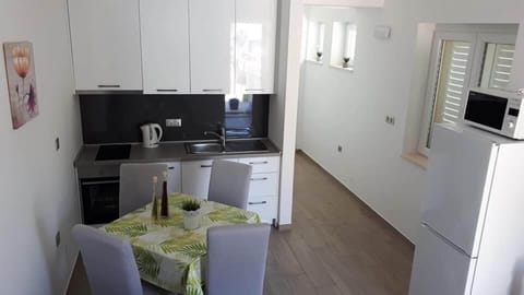 Standard Apartment | Private kitchenette | Fridge, microwave, oven, coffee/tea maker