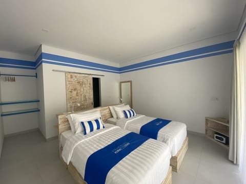 Minibar, desk, laptop workspace, free WiFi